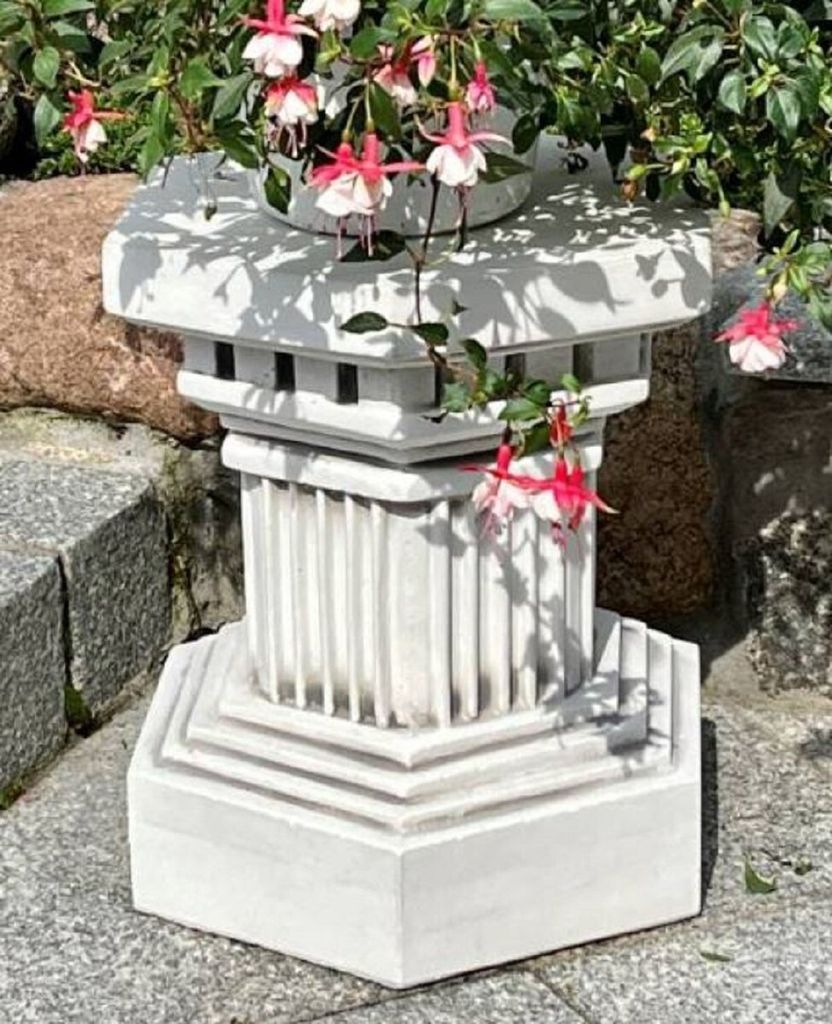 Casa Padrino Barock Garten Deko Säule Weiß / Grau 40 x 40 x H. 43 cm - Antik Stil Stein Säule - Prunkvolle Gartensäule - Barock Garten & Terras...