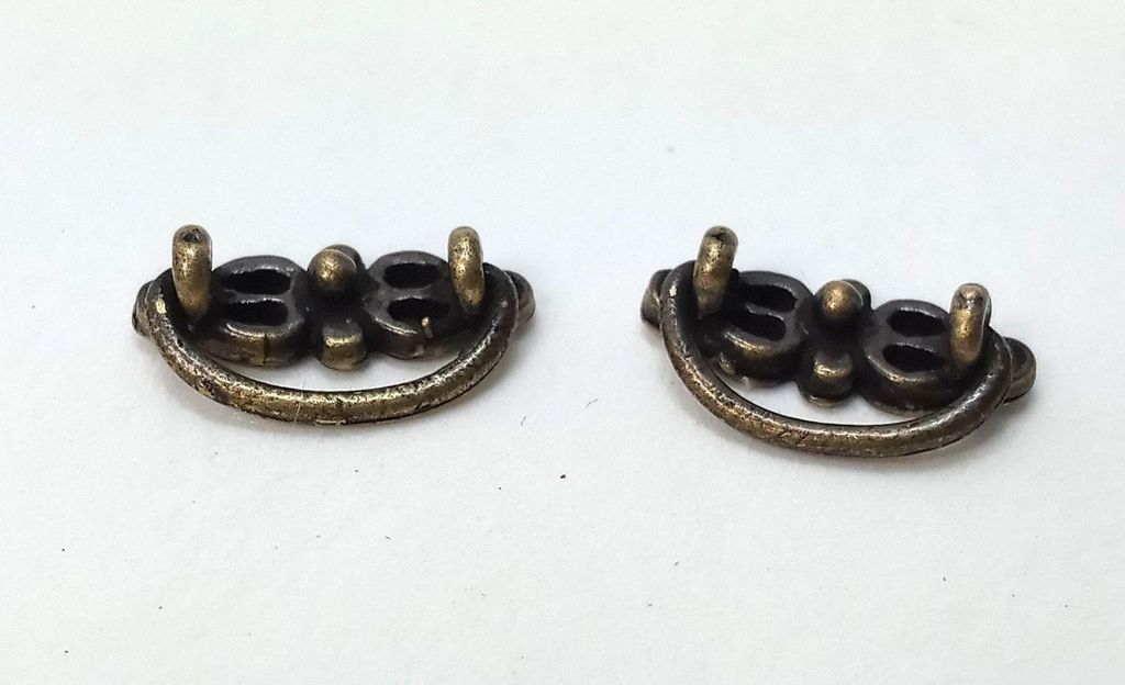 2 St Mini-Möbelgriff, Metall messingfarig. Für 1:12 Puppenstuben. 1,2x0,7cm