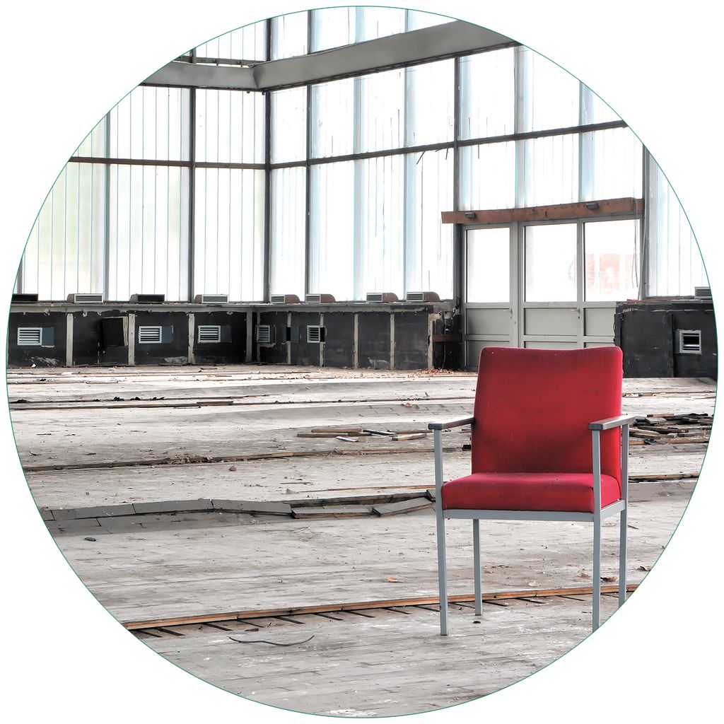 Wallario Premium Glasbild, freischwebende Optik, kräftige Farben, rund 50cm Durchmesser, Motiv Stille und Leere - ein einsamer roter Stuhl in eine...