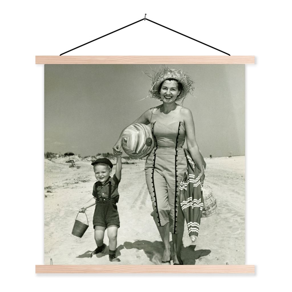 MuchoWow Textilposter Vintage-Porträt einer Mutter und ihres Sohnes am Strand in schwarz-weiß 40x40 cm mit holzfarbenen Rahmen - Posterleiste
