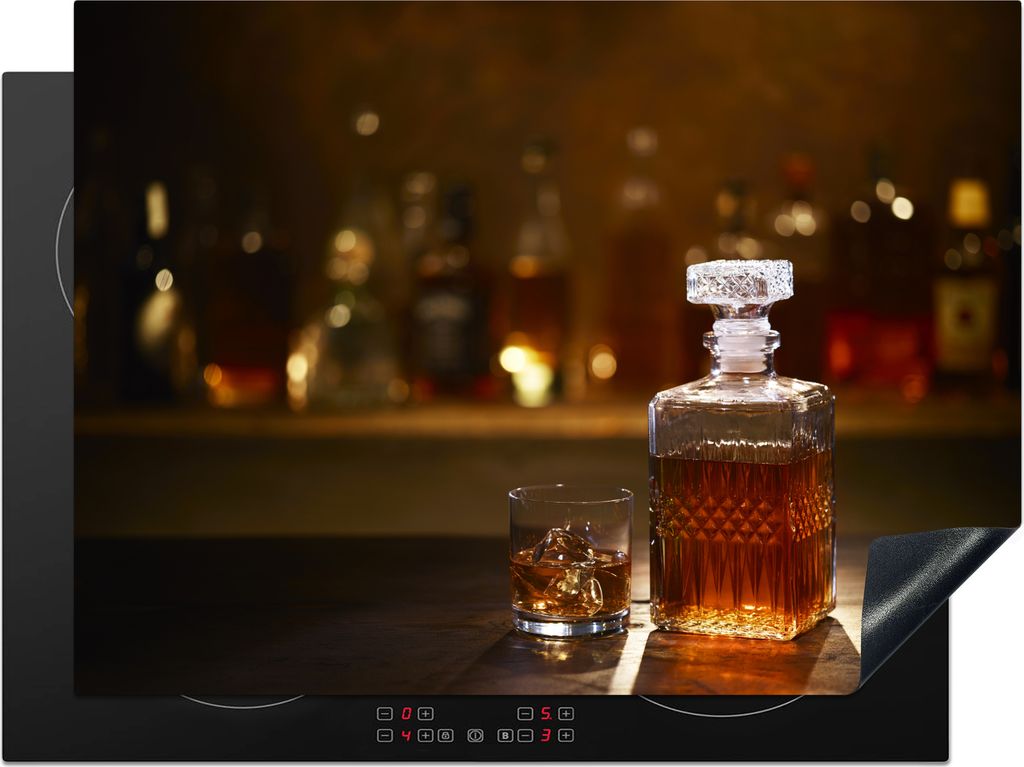 KitchenYeah Herdabdeckplatte Eine Flasche Whiskey auf einer Bar , 70x52cm, Küche Deko, Ceranfeld Herdabdeckung, Abdeckplatte fùr Kochfeld