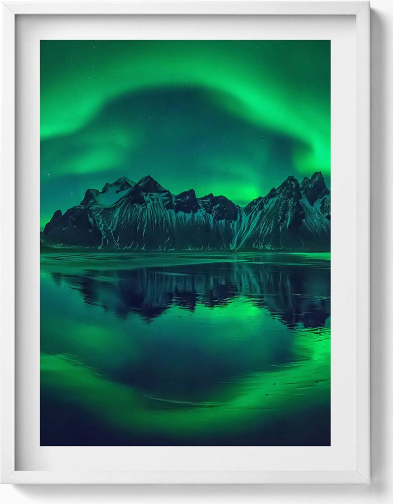 Aurora borealis - Spiegelbild– Wandbild mit Rahmen – Gerahmtes Bild – Wanddekoration – 60x80 cm – Weiß Rahmen