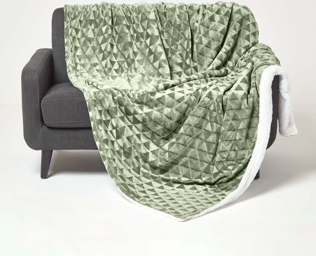 HOMESCAPES Kuschelige Samtdecke mit Dreiecksmuster - Sherpa-Decke salbei-grün, 130 x 160 cm
