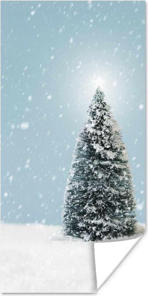 MuchoWow Poster Ein Weihnachtsbaum in einer verschneiten Landschaft und einem blauen Himmel 75x150 cm - Dekoration für die Wände