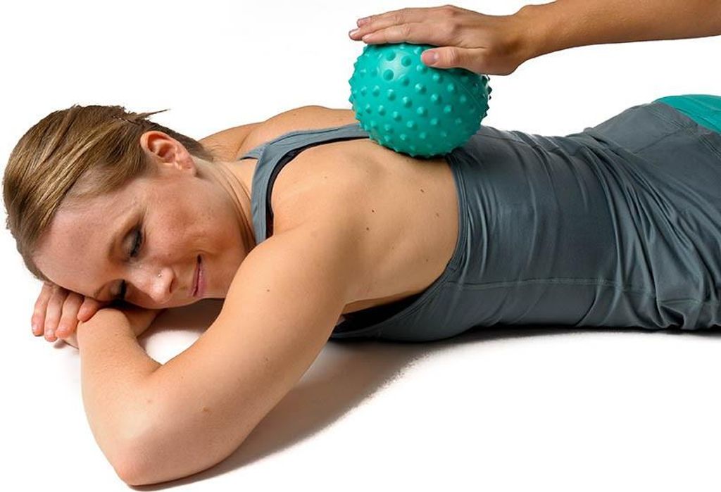 Original Pezzi Activa Medium – Luftgefüllter Therapieball mit Noppen (13-16cm) - grün