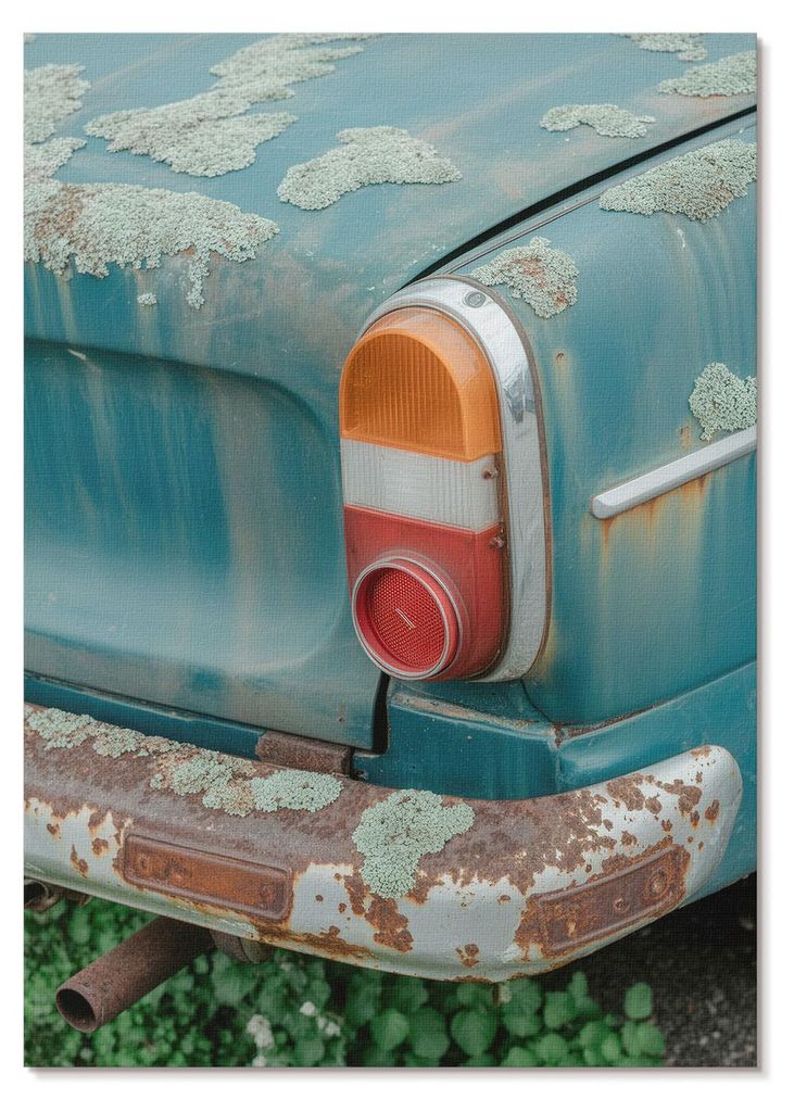 POSTER - 21x29 cm (A4) - Open Context - Das Auto ist mit Moos, Rost und türkisfarbenem Lack bedeckt. - Wandbild für Wohnzimmer Schlafzimmer & Flu...