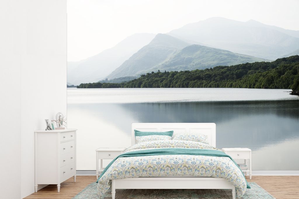 MuchoWow Fototapete für Wohnzimmer oder Schlafzimmer Wandtapete Vinyl Motivtapete Neblige Berge am See im Snowdonia National Park - 385x280 cm -...