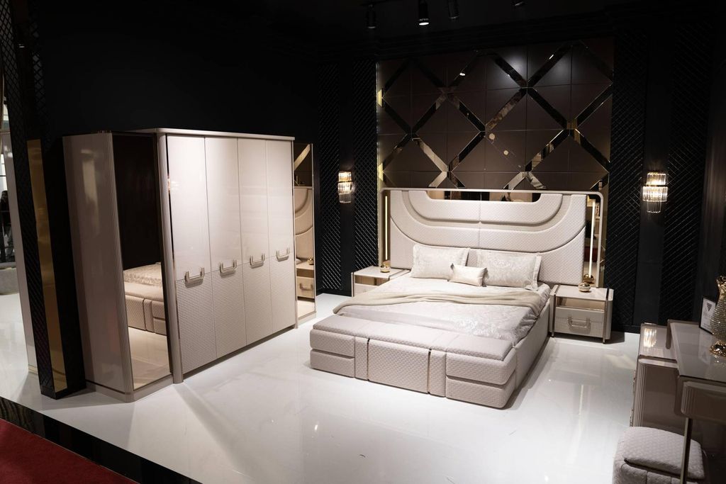 Elegantes Schlafzimmer-Set aus Holz in Beige mit modernem Design