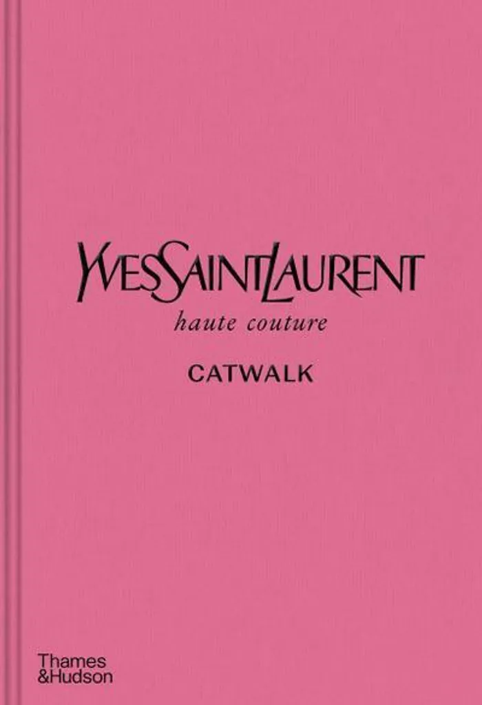 Beau Livre de Mode Yves Saint Laurent Catwalk avec Reliure en Toile Rose