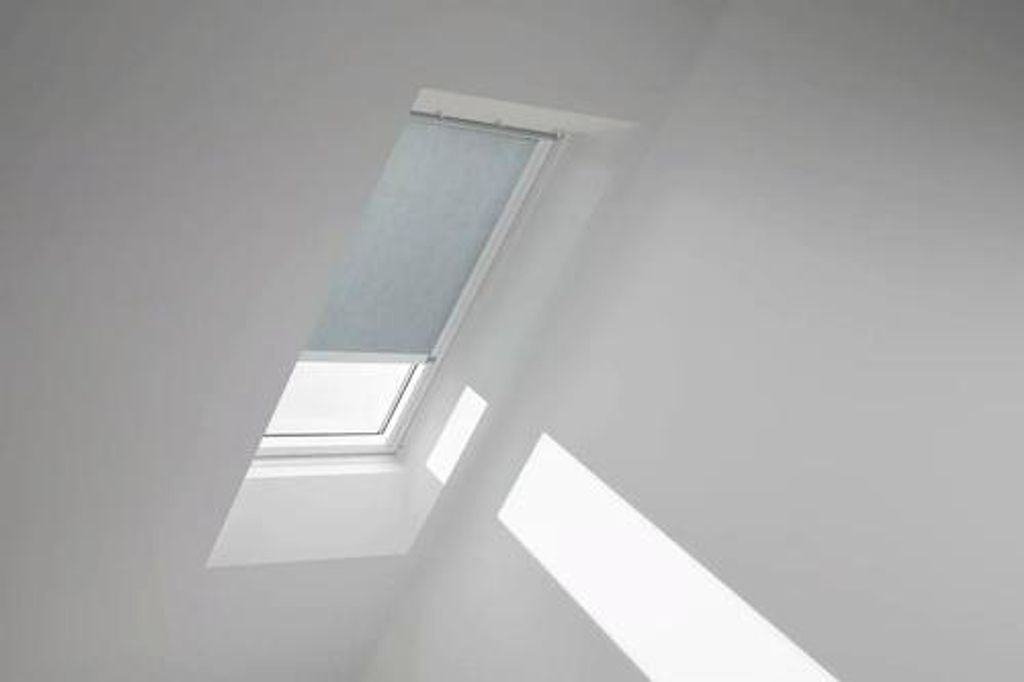 VELUX Rollo uni blaugrau mit weißem Rahmen elektronisch RML P06 4170KWL