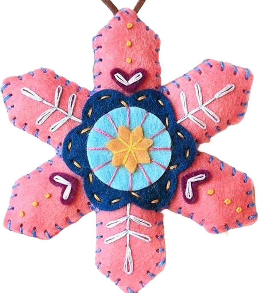 Handgefertigte, bestickte Filz-Schneeflocken als Christbaumschmuck – farbenfrohe und festliche Accessoires für die Weihnachtsdekoration.