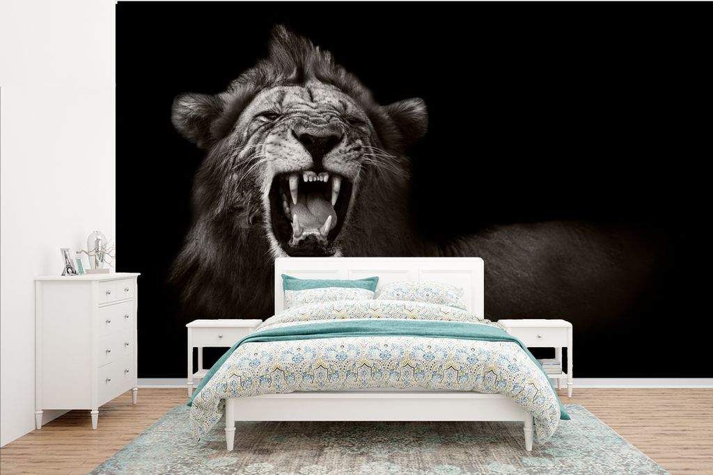 MuchoWow Fototapete für Wohnzimmer oder Schlafzimmer Wandtapete Vinyl Motivtapete Löwe - Wild - Schwarz - Weiß - 385x240 cm - Schlafzimmer-Tapete
