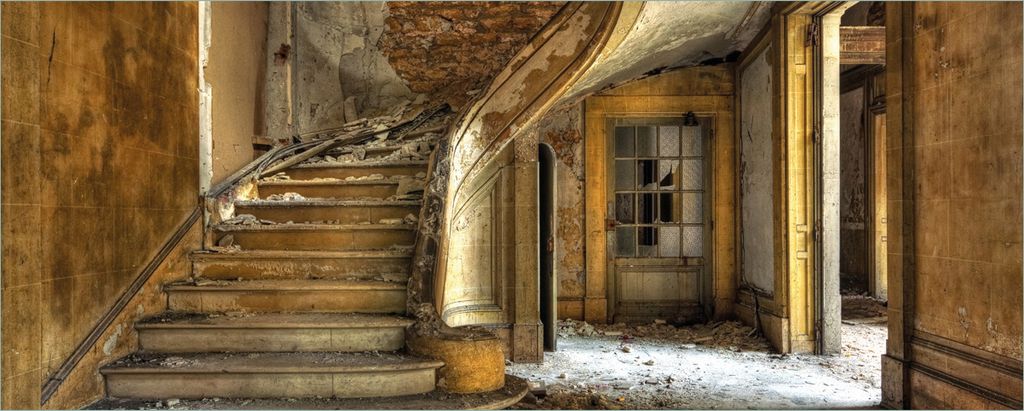 Wallario Poster - Massive Steintreppe in herrenlosem Haus, Kunstdruck Größe: 80 x 200 cm