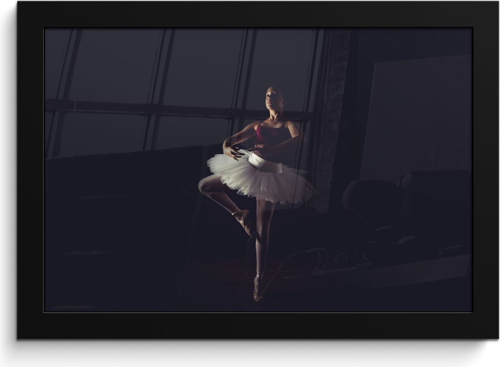 MuchoWow MuchoWow Gerahmtes Poster Porträt einer jungen Ballerina auf schwarzem Hintergrund 30x20 cm - Poster mit zchwarzem Bilderrahmen - Kun...