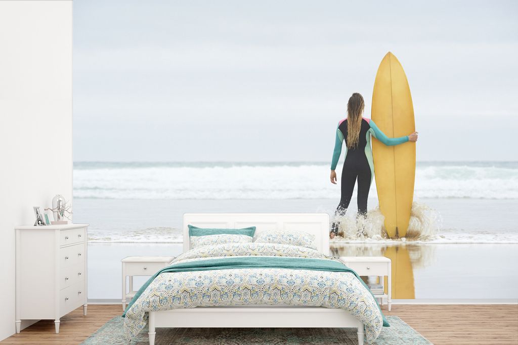 MuchoWow Fototapete für Wohnzimmer oder Schlafzimmer Wandtapete Vinyl Motivtapete Weibliche Surferin steht neben dem Surfbrett - 360x240 cm - Vi...