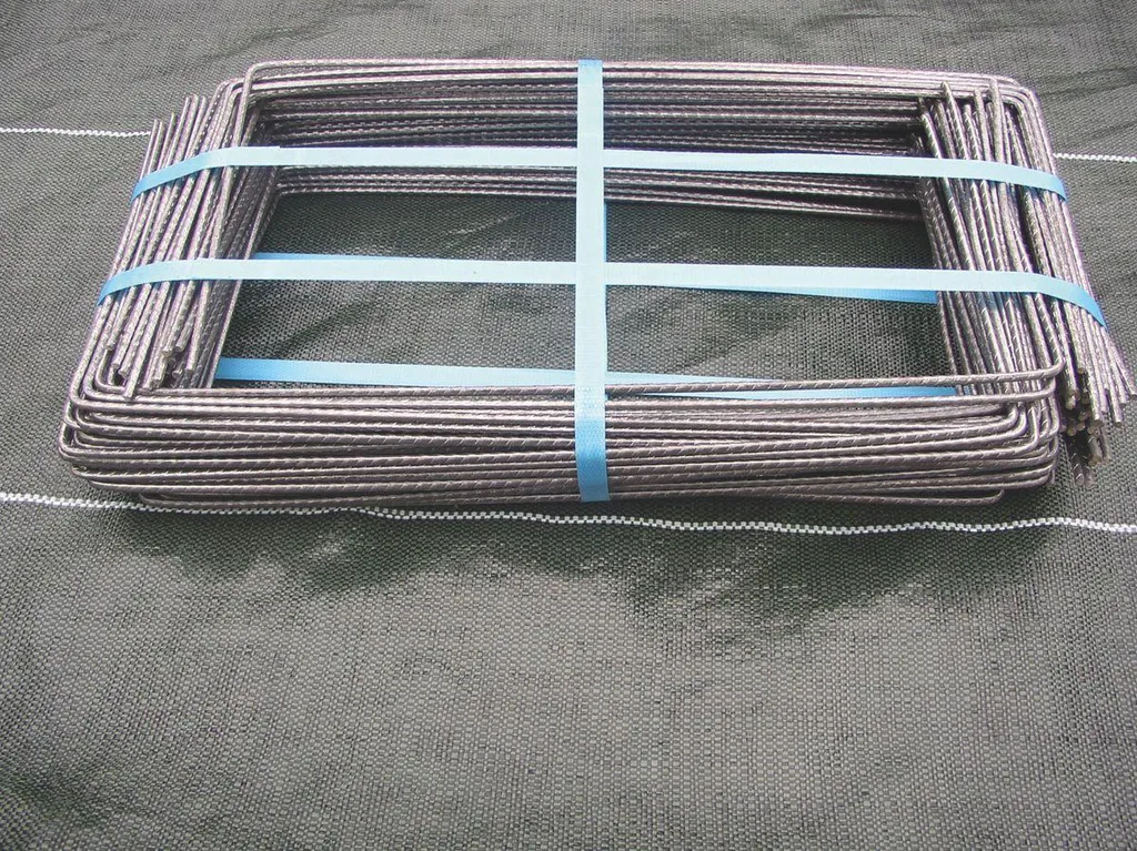 Fixer une bâche de paillage avec 100 agrafes Fixsol XL 20x25x20 cm robustes