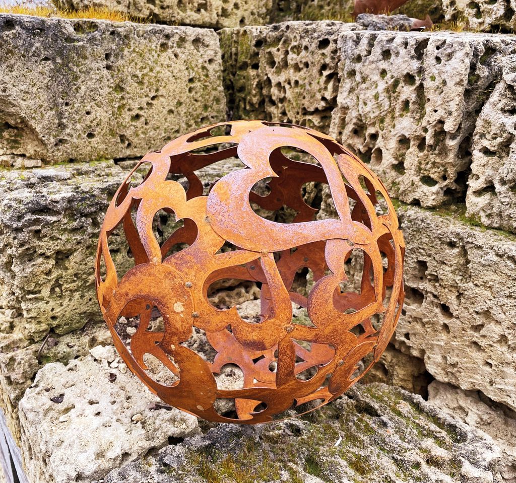 Kugel mit Herzen 30 cm Edelrost Gartendeko Wetterfest Rost Ball Herzkugel Gartenkugel