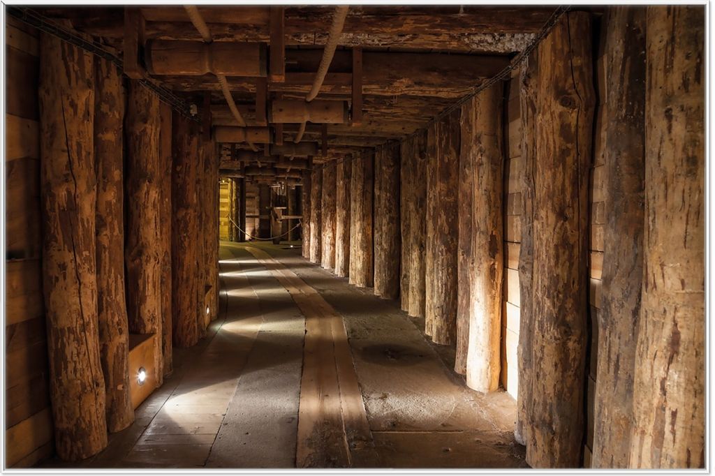 Wallario Wandbild Alter Tunnel in einer Salzmine in Polen, Größe: 61 x 91,50 cm, Poster mit weißem Aluminiumrahmen