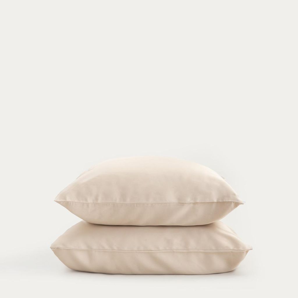 HOMLA Set aus zwei BAMSA Bambus-Satin-Kissenbezügen in Beige 2*50x60 cm