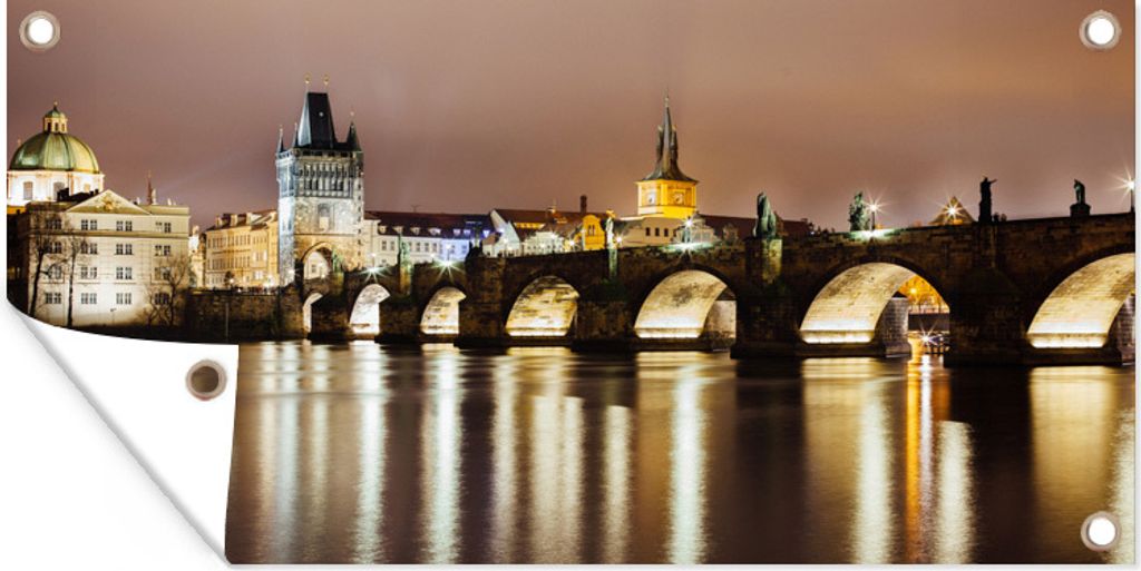 MuchoWow 80x40 cm Outdoor-Poster Gartendeko Sichtschutz Garten Poster für den Garten Eine gelb beleuchtete Karlsbrücke in Prag bei Nacht