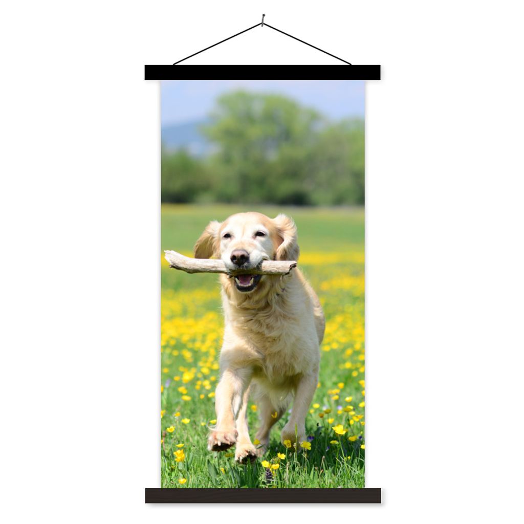 MuchoWow Textilposter Golden Retriever mit einem Zweig im Maul zwischen gelben Blumen 90x180 cm mit schwarzem Rahmen - Dekoration Wohnzimmer