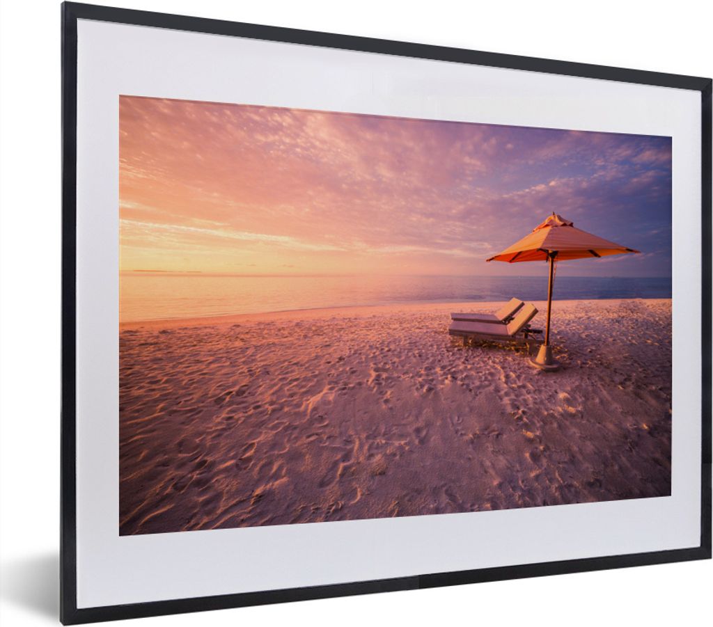 MuchoWow MuchoWow Gerahmtes Poster Strand - Stuhl - Wasser 40x30 cm - Poster mit zchwarzem Bilderrahmen - Bilderrahmen - Poster im Rahmen
