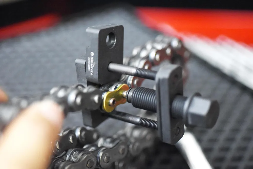 Outil de rivetage de chaîne moto pour le remplacement de transmission - 2