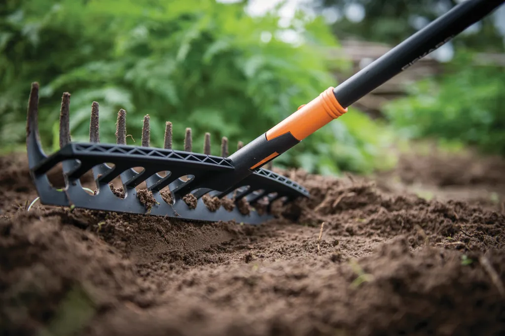 Rastrello Ecologico QuikFit Fiskars - Ideale per Orto e Bio-Giardinaggio - 12