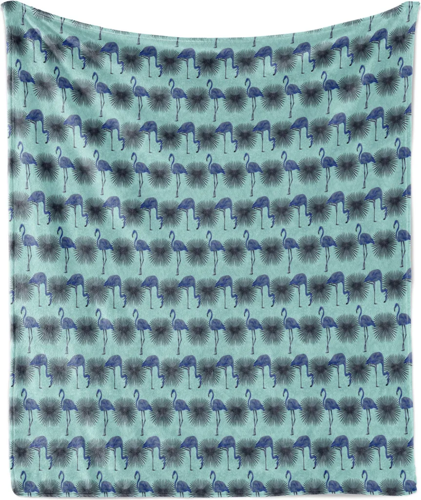 ABAKUHAUS Flamingo Morbida coperta in pile di flanella, composizione di sagome di animali e Island Plantation, 175 x 230 cm, blu pallido multicolore