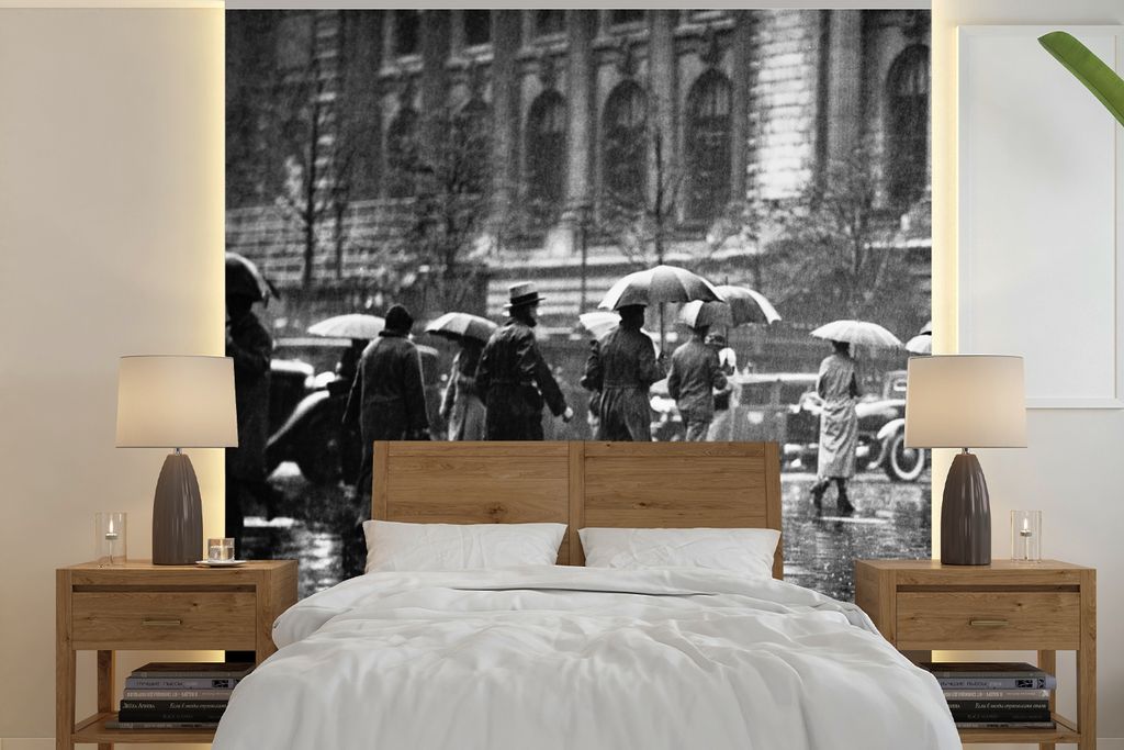 MuchoWow Fototapete für Wohnzimmer oder Schlafzimmer Wandtapete Vinyl Motivtapete Menschen auf der Straße im Regen in New York - schwarz und we...