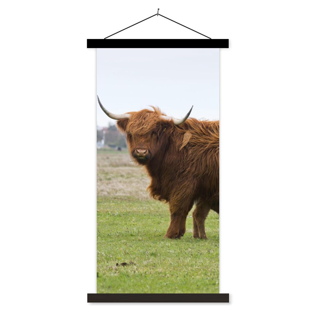 MuchoWow Textilposter Schottischer Highlander - Kuh - Gras 90x180 cm mit schwarzem Rahmen - Dekoration Wohnzimmer