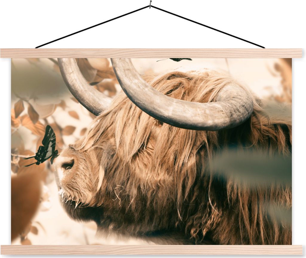 MuchoWow Textilposter Schottisches Hochlandrind - Schmetterling - Tiere 60x40 cm mit holzfarbenen Rahmen - Bilder