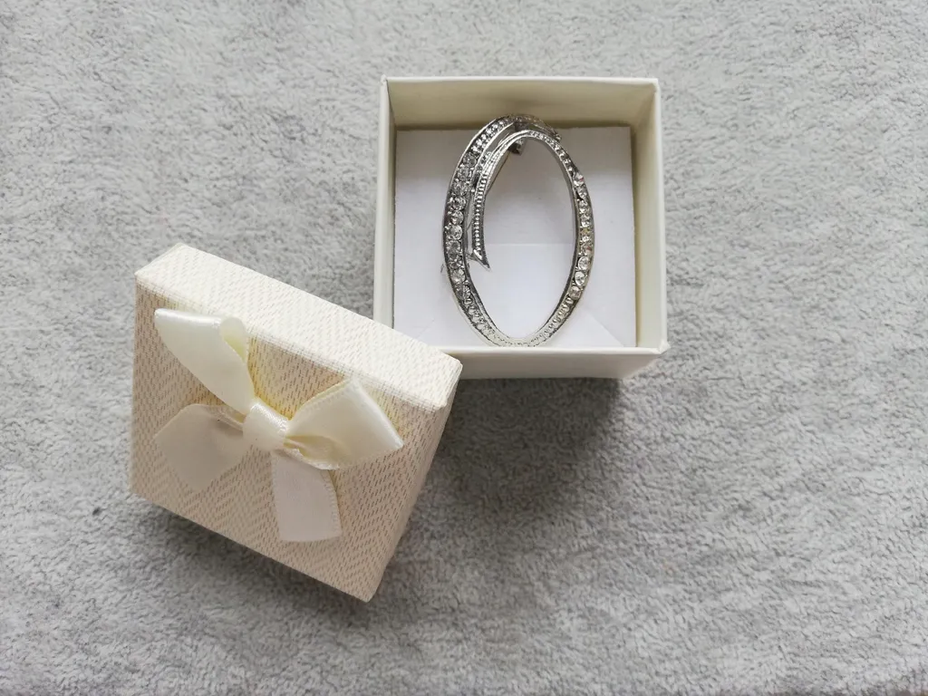 Personnalisez votre Style avec cette Broche Lettre Argent et Zirconiums