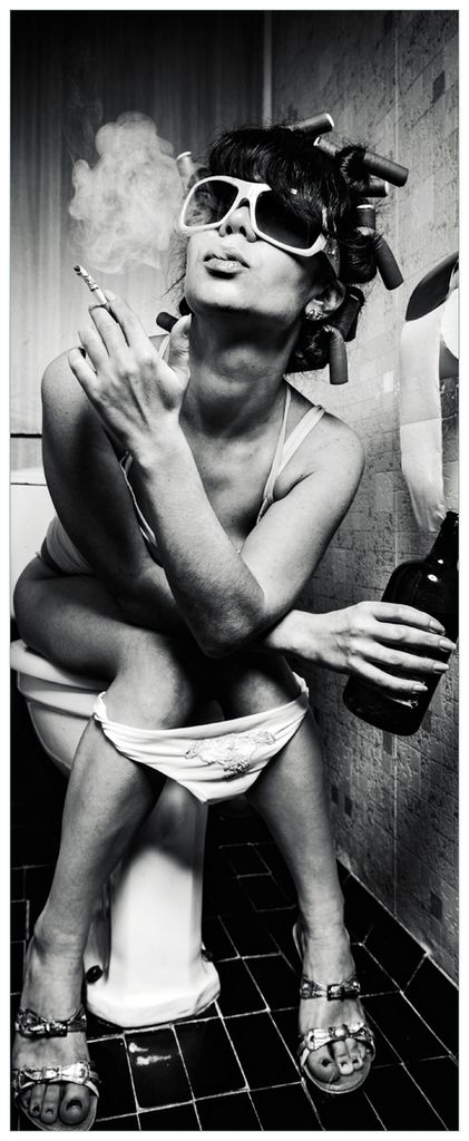 Wallario Wandbild aus Acryl, 125 x 50 cm, freischwebende Optik - Kloparty - Sexy Frau auf Toilette mit Zigarette und Schnaps