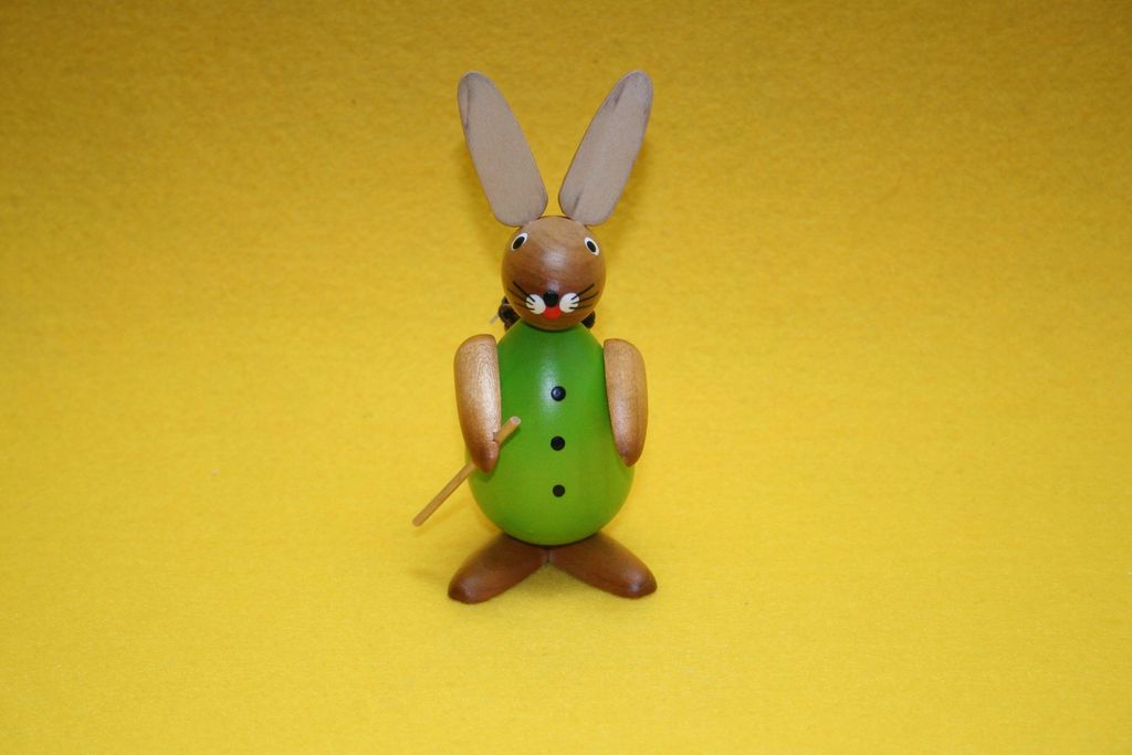 Osterhase Brauner Hase mit grünem Körper, Rucksackkorb und Wanderstock Höhe 11cm NEU