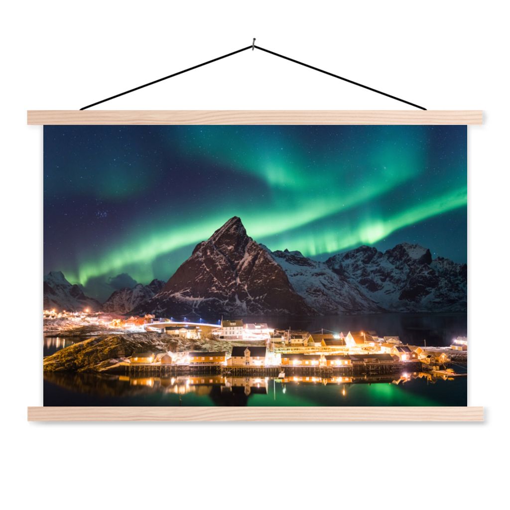 MuchoWow Textilposter Nordlicht über einem Dorf in Norwegen 120x80 cm mit holzfarbenen Rahmen - Aufhängeset
