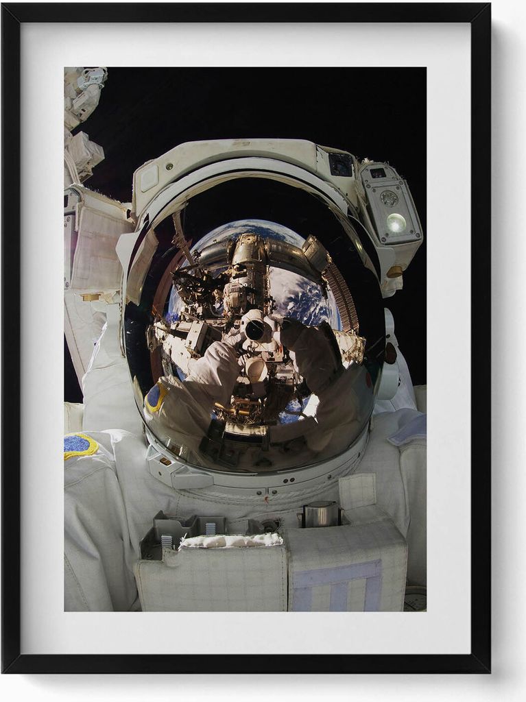 NASA-Astronaut im Weltraum– Wandbild mit Rahmen – Gerahmtes Bild – Wanddekoration – 50x70 cm – Schwarz Rahmen