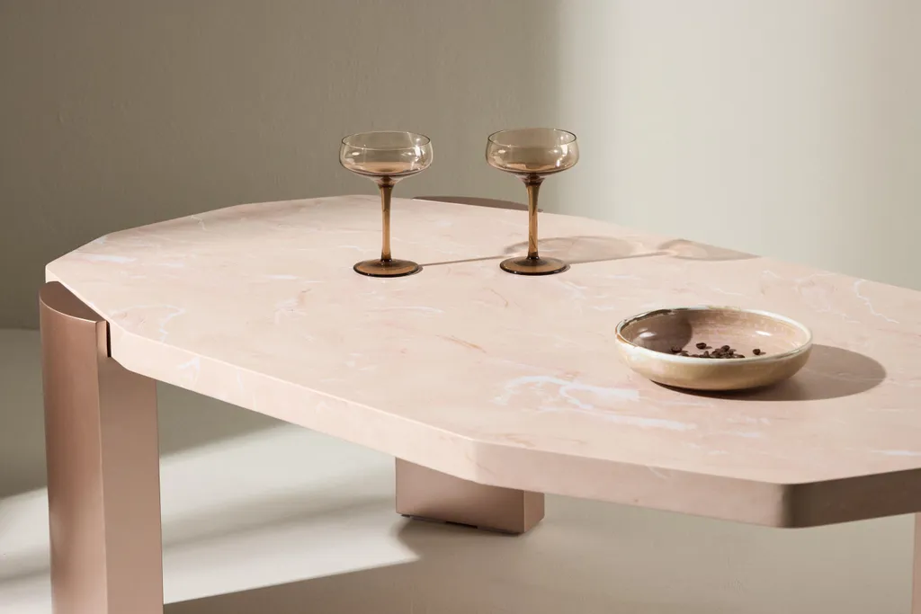 Table basse Kres rose et dorée : sublimez un salon terne avec style