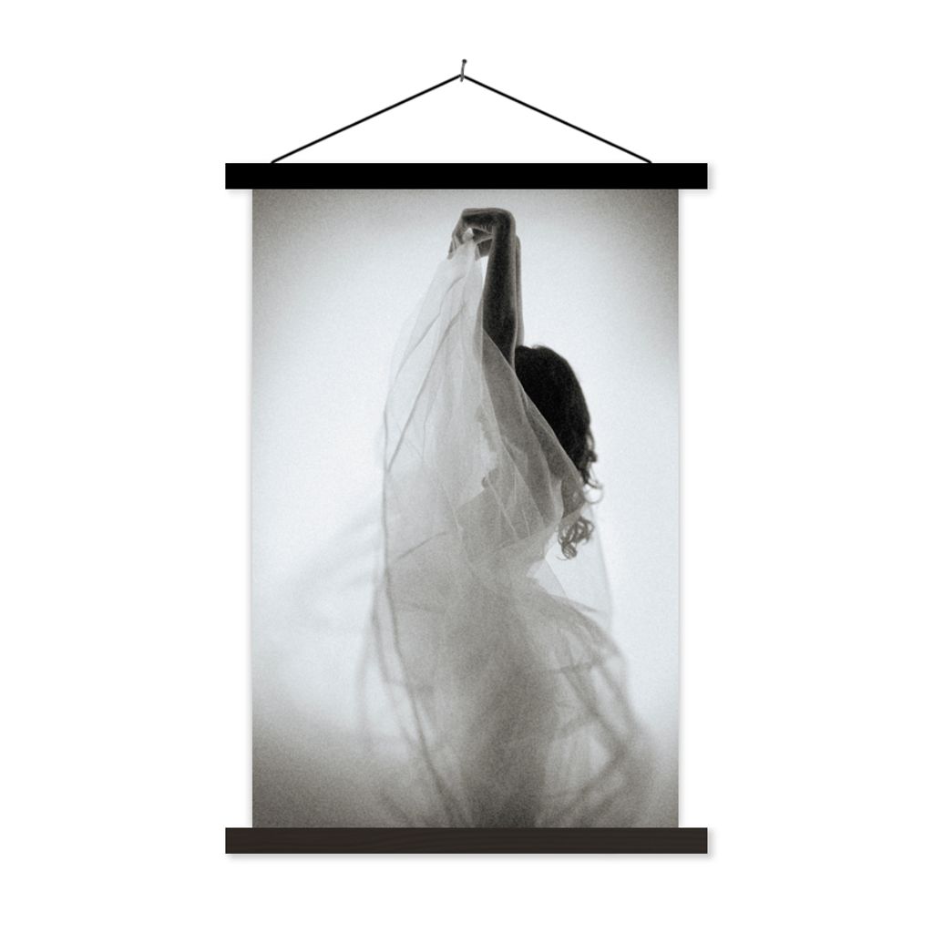 MuchoWow Textilposter Frauen - Kleid - Tanzen - Schwarz und weiß 60x90 cm mit schwarzem Rahmen - Poster Wohnzimmer