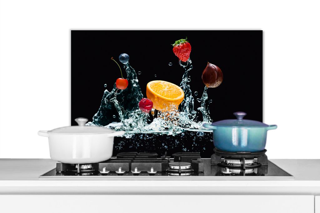 KitchenYeah Spritzschutz Küche - Küchenrückwand - Wandschutz für Herd und Spüle - Wasser - Obst - Orange - Erdbeere - Kirsche - Schwarz 70x5...
