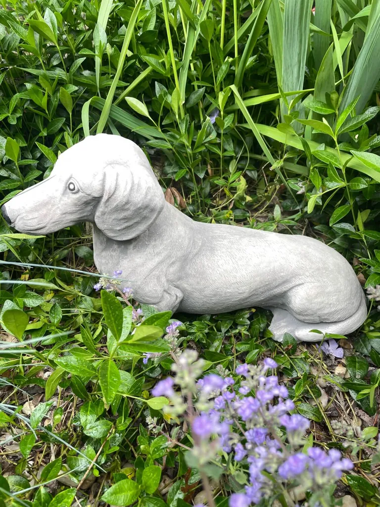 Statue teckel blanc en béton : objet déco design pour salon moderne