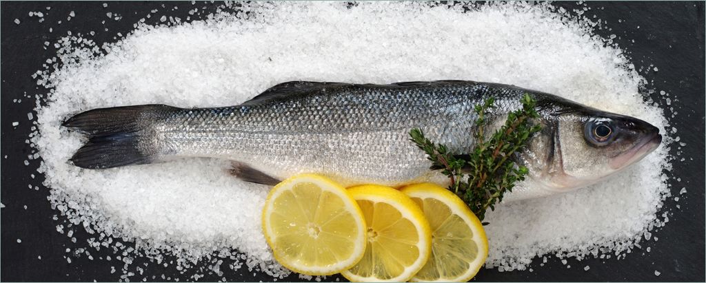 Wallario Poster - Fischmenü - Frischer Fisch auf Salz mit Zitronen, Kunstdruck Größe: 50 x 125 cm