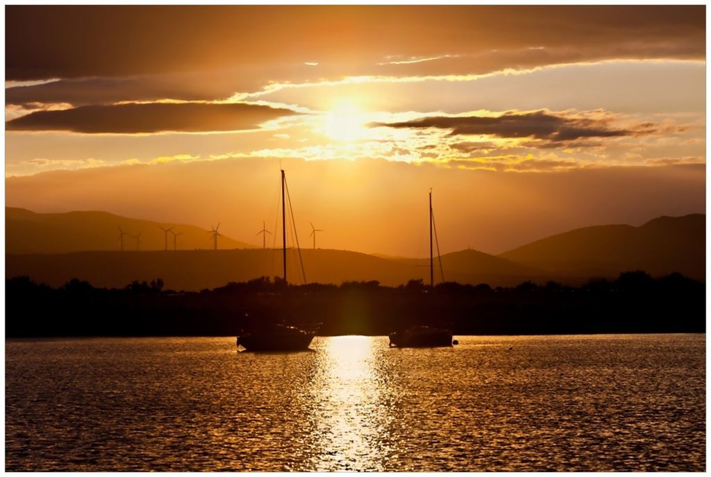 Wallario Premium Glasbild, freischwebende Optik, kräftige Farben, Größe 90 x 60 cm Motiv Schiffe in der Abenddämmerung auf dem Meer