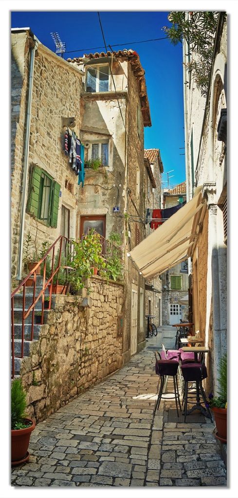 Wallario selbstklebende Türtapete 93 x 205 cm mit Schutzlaminat - Romantische Gasse in Kroatien mitten in der Stadt