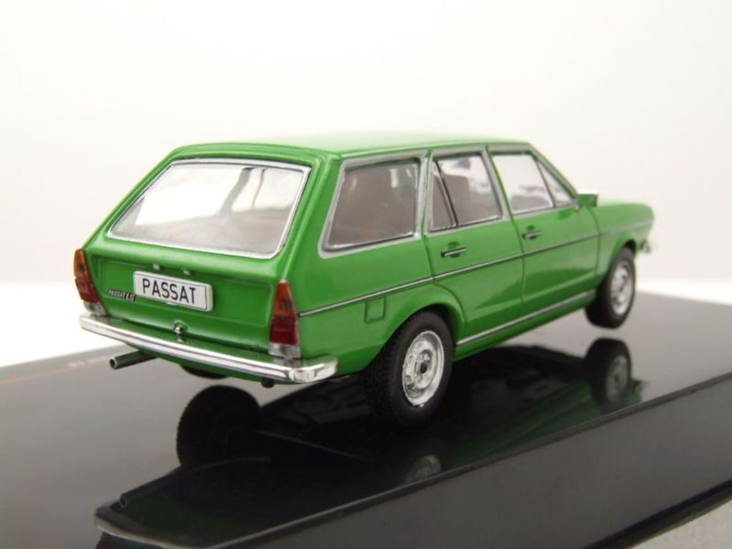 Ixo Models CLC448 VW Passat Variant LS Kombi 1975 grün 1:43 Produktbild 2