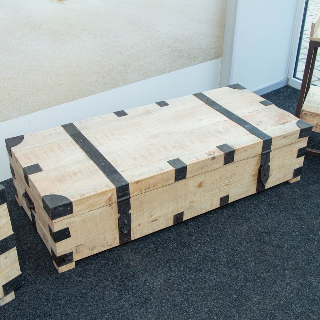 Truhe aus Mangoholz mit geschmiedeten Beschlägen - Mittel