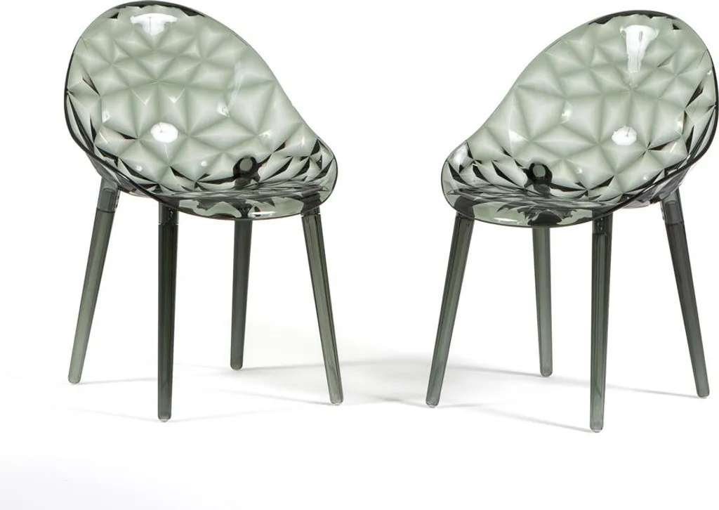 Chaises robustes en polycarbonate contre le manque d'espace