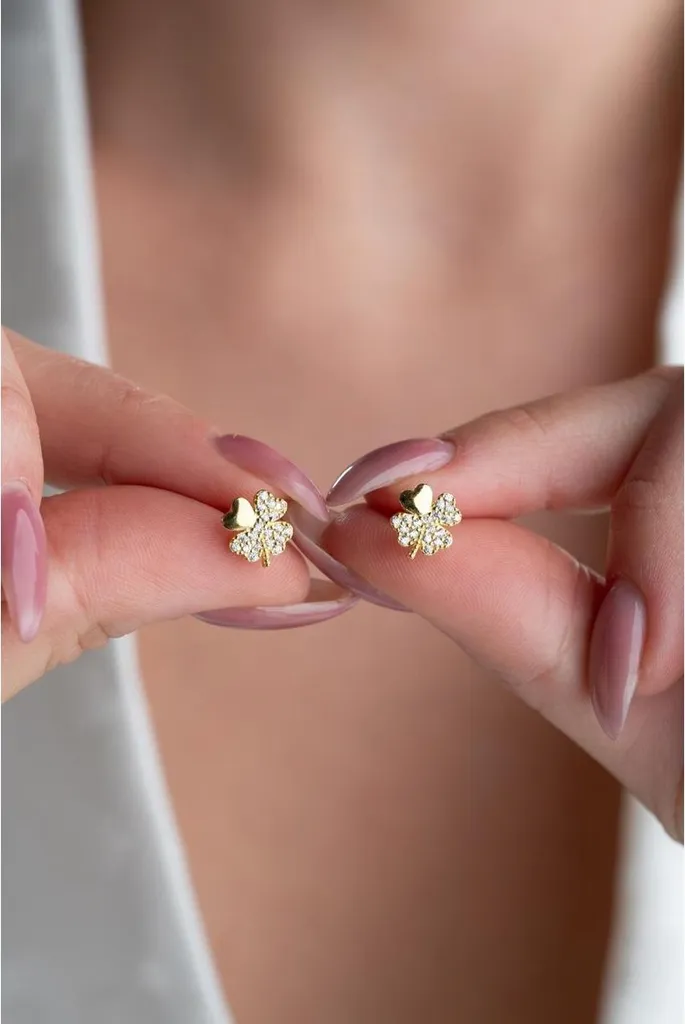 Boucles d'oreilles trèfle argent 925 et zircon : éclat doré durable