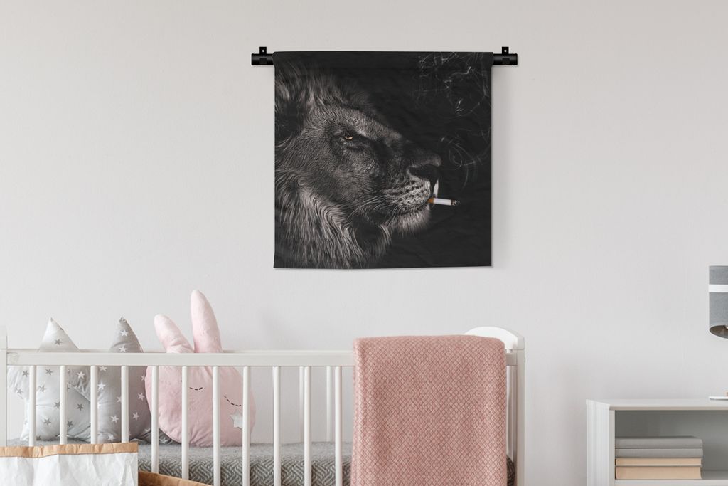MuchoWow Wandteppich Wandbehang Löwe - Rauchen - Schwarz - Weiß 60x60 cm Tapisserie Dekoration Wandtuch - Dekorationen - Wand Decke