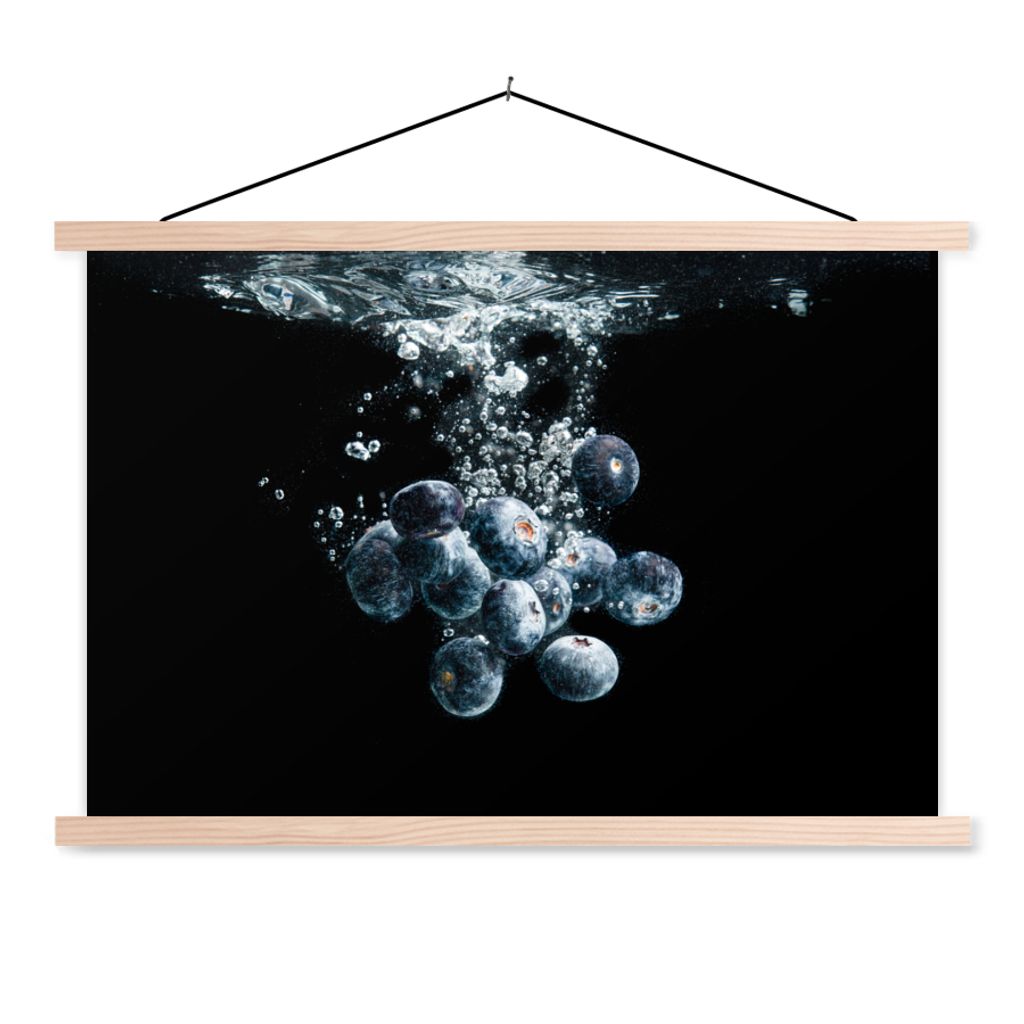 MuchoWow Textilposter Blaubeeren - Obst - Beeren - Stillleben - Wasser - Schwarz 120x80 cm mit holzfarbenen Rahmen - Aufhängeset